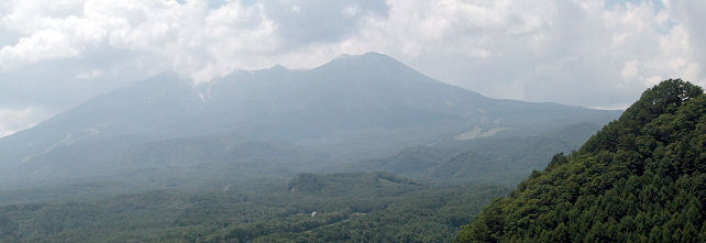 Ｒ361　九蔵峠から御嶽山を望む　一番左が剣ケ峰（3067m）