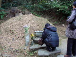 岡倉天心の墓　辞世とされる詩に沿い大正二年分骨されこの地に作られた。