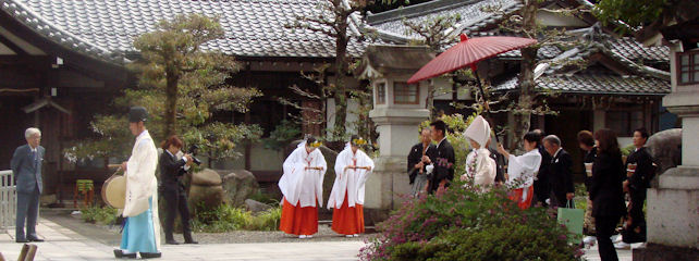 隣の岐阜護国神社では結婚式がとりおこなわれていた