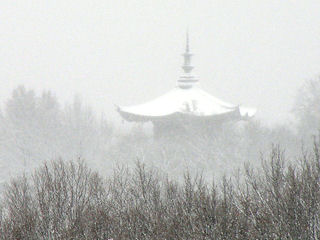 雪にけむる平和堂（南京からの千手観音像が安置されている）